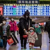 Đeo khẩu trang phòng chống dịch bệnh viêm phổi lạ do nhiễm virus corona tại nhà ga ở Bắc Kinh, Trung Quốc, ngày 24/1. Ảnh: AFP/TTXVN 