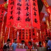 Người dân chọn mua câu đối chào đón Tết Nguyên đán Canh Tý tại khu chợ ở tỉnh Hải Nam, Trung Quốc, ngày 9/1/2020. (Ảnh: THX/ TTXVN)