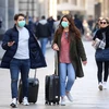 Người dân đeo khẩu trang phòng dịch viêm đường hô hấp cấp COVID-19 tại Milan, Italy ngày 24/2/2020. (Nguồn: THX/TTXVN)