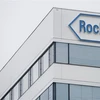Logo của Tập đoàn dược phẩm hàng đầu Thụy Sĩ Roche tại một tòa nhà ở thành phố Basel. (Ảnh: AFP/TTXVN)