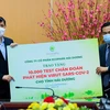 Ông Nguyễn Công Hồng - Tổng Giám đốc Công ty CP Ecopark Hải Dương trao 10.000 test chẩn đoán COVID-19 tới lãnh đạo Bộ Y tế (Ảnh: PV/Vietnam+) 