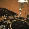 Những tấm pin mặt trời hướng về cảnh quan ngoài vũ trụ, cùng với đó là địa hình và đường chân trời trên Sao Hỏa là những nội dung trong các bức hình đầu tiên được tàu thăm dò của Trung Quốc gửi về trong ngày 19/5/2021. (Ảnh: THX/TTXVN)