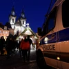 Cảnh sát gác gần một chợ Giáng Sinh ở thủ đô Praha, CH Séc. (Nguồn: AFP/TTXVN)
