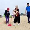 Đông đảo người dân thành phố Hạ Long tham gia dọn sạch môi trường biển. (Nguồn: Văn Đức - TTXVN)