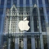 Biểu tượng Apple tại một cửa hàng ở New York, Mỹ. (Nguồn: AFP/TTXVN)