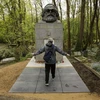 Người dân thăm mộ Karl Marx tại nghĩa trang Highgate ở London, Anh ngày 3/5. (Nguồn: THX/TTXVN)