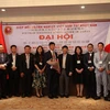 Đại sứ Việt Nam tại Nhật Bản Nguyễn Quốc Cường tặng hoa cho Ban chấp hành Hiệp hội Doanh nghiệp Việt Nam tại Nhật Bản nhiệm kỳ 2018-2020. (Nguồn: TTXVN)