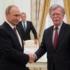 Tổng thống Nga Vladimir Putin (trái) và Cố vấn An ninh Quốc gia Mỹ John Bolton. (Nguồn: NYT)