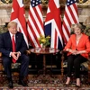 Thủ tướng Anh Theresa May (phải) trong cuộc hội đàm với Tổng thống Mỹ Donald Trump ở Ellesborough, phía tây bắc London ngày 13/7. (Nguồn: AFP/ TTXVN)