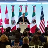 Bộ trưởng Kinh tế Mexico Idelfonso Guajardo (giữa) và Đại diện thương mại Mỹ Robert Lighthizer (phải) trong cuộc họp báo sau vòng 7 tái đàm phán NAFTA ở Mexico City, Mexico ngày 5/3. (Nguồn: AFP/ TTXVN)