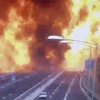 Cận cảnh vụ nổ xe nhiên liệu trên đường cao tốc Italy. (Nguồn: KWKT)