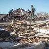 Sập nhà ở đảo Lombok, Indonesia do dư chấn động đất. (Daily Star)