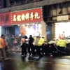 Bảng hiệu rơi thẳng vào người đi đường tại Thượng Hải, trung Quốc