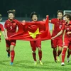 Các nữ cầu thủ Việt Nam vui mừng với tấm huy chương Vàng giành được tại SEA Games 29. (Nguồn: Quốc Khánh/TTXVN)