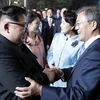 Nhà lãnh đạo Triều Tiên Kim Jong-un (trái) và Tổng thống Hàn Quốc Moon Jae-in (phải) tại Hội nghị thượng đỉnh liên Triều ở làng đình chiến Panmunjom ngày 27/4. (Nguồn: EPA-EFE/ TTXVN)