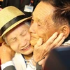 Cụ Lee Keum-shim (trái), 92 tuổi, ở Hàn Quốc gặp con trai ở Triều Tiên tại buổi đoàn tụ các gia đình ly tán trong Chiến tranh Triều Tiên ở khu nghỉ dưỡng núi Kumgang ngày 20/8. (Nguồn: Yonhap/TTXVN)