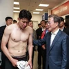 Son Heung-min (trái) được Tổng thống Hàn Quốc Moon Jae-in an ủi sau khi bị loại khỏi vòng bảng World Cup 2018. (Nguồn: SportBible