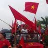 Trên dọc tuyến đường vào sân bay quốc tế Nội Bài, rất đông người hâm mộ đã đeo băng rôn và mang cờ hoa ra đón các cầu thủ Đội tuyển Olympic Việt Nam. (Nguồn: Quang Quyết/TTXVN)