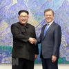 Tổng thống Hàn Quốc Moon Jae-in và nhà lãnh đạo Triều Tiên Kim Jong Un (trái) trong cuộc gặp tại làng đình chiến Panmunjom ngày 27/4. (Nguồn: AFP/TTXVN)
