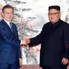 Nhà lãnh đạo Triều Tiên Kim Jong-un (phải) và Tổng thống Hàn Quốc Moon Jae-in tại cuộc họp báo chung thông báo kết quả Hội nghị thượng đỉnh liên Triều ở Bình Nhưỡng ngày 19/9/2018. (Nguồn: AFP/ TTXVN)