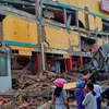 Vẫn còn nhiều người đang mắc kẹt trong các tòa nhà đổ nát tại Indonesia. (Nguồn: The Indian Express)