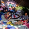 Người dân sơ tán tới khu lều tạm sau vụ động đất và sóng thần. (Ảnh: THX/TTXVN)