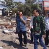 Tổng thống Indonesia Joko Widodo (thứ 2, phải) thăm thành phố Palu thuộc đảo Sulawesi, nơi hứng chịu trận động đất kèm theo sóng thần, ngày 30/9/2018. (Nguồn: AFP/TTXVN)
