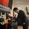 Đại sứ đặc biệt Việt-Nhật Sugi Ryotaro thắp hương viếng nguyên Tổng bí thư Đỗ Mười. (Nguồn: Thành Hữu/TTXVN)