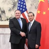 Bộ trưởng Ngoại giao Trung Quốc Vương Nghị (phải) và Ngoại trưởng Mỹ Mike Pompeo trong cuộc gặp tại thủ đô Bắc Kinh, Trung Quốc ngày 8/10/2018. (Nguồn: THX/ TTXVN)