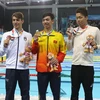 Kình ngư Nguyễn Huy Hoàng (giữa) giành huy chương Vàng nội dung bơi 800m tự do. (Nguồn: Hoài Nam/TTXVN)