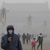Người dân đeo khẩu trang để tránh ô nhiễm không khí tại Bắc Kinh, Trung Quốc. (Nguồn: CNN)