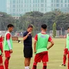Huấn luyện viên Hoàng Anh Tuấn và các cầu thủ U19 Việt Nam trên sân tập.