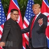 Tổng thống Mỹ Donald Trump (phải) và nhà lãnh đạo Triều Tiên Kim Jong-un tại cuộc hội đàm ở Singapore ngày 12/6. (Nguồn: THX/TTXVN)