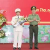 Thứ trưởng Nguyễn Văn Thành trao Quyết định và tặng hoa chúc mừng Đại tá Nguyễn Văn Thuận. (Nguồn: Thanh Sang/TTXVN)