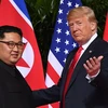 Nhà lãnh đạo Kim Jong Un (trái) và Tổng thống Donald Trump trong cuộc gặp trực tiếp đầu tiên. (Nguồn: CNN)