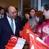 Cán bộ, nhân viên Đại sứ quán Việt Nam tại Singapore tiễn Thủ tướng Nguyễn Xuân Phúc. (Nguồn: Thống Nhất/TTXVN)
