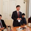 Tham tán Đặng Chung Thủy ( người đứng thứ hai từ trái sang) phát biểu tại buổi gặp mặt. (Nguồn: Anh Đức/TTXVN)