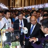 Thủ tướng Nguyễn Xuân Phúc tham quan các gian hàng trưng bày sản phẩm tại Techfest 2018. (Nguồn: Thống Nhất/TTXVN)