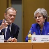 Chủ tịch Hội đồng châu Âu Donald Tusk (trái) và Thủ tướng Anh Theresa May tại Hội nghị đặc biệt của Liên minh châu Âu về Brexit ở Brussels (Bỉ) ngày 25/11/2018. (Nguồn: AFP/ TTXVN)