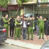 Các đối tượng bị bắt tại nhà 338 Triệu Quang Phục, phường An Tảo, thành phố Hưng Yên. (Nguồn: Đinh Tuấn/TTXVN)