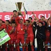 Các tuyển thủ Việt Nam giương cao chiếc cúp vô địch AFF Suzuki Cup 2018. (Nguồn: Trọng Đạt/TTXVN)