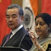 Ngoại trưởng Trung Quốc Vương Nghị (trái) và người đồng cấp Ấn Độ Sushma Swaraj. (Nguồn: Yahoo)