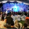 Khoảnh khắc sóng thần chuẩn bị cuốn trôi liveshow ca nhạc tại Indonesia. (Nguồn: Sky News)