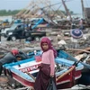 Người dân trở về khu vực bị tàn phá nặng nề do thảm họa sóng thần ở Banten, Indonesia ngày 25/12/2018. (Ảnh: THX/TTXVN)