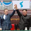 Tổng thống Hàn Quốc Moon Jae-in (trái) và nhà lãnh đạo Triều Tiên Kim Jong-un trong cuộc gặp tại Bình Nhưỡng ngày 19/9. (Ảnh: AFP/TTXVN)