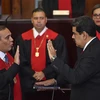 Tổng thống Venezuela Nicolas Maduro (phải, phía trước) tuyên thệ nhậm chức trước Chánh án Tòa án Công lý Tối cao Maikel Moreno (trái, phía trước) tại Caracas ngày 11/1/2019. (Nguồn: AFP/TTXVN)