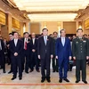 Đại sứ Đặng Minh Khôi cùng các quan chức, đại biểu tham dự Lễ kỷ niệm thực hiện nghi thức chào cờ. (Nguồn: Bùi Tuấn/TTXVN)