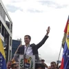 Chủ tịch Quốc hội do phe đối lập nắm quyền kiểm soát Juan Guaido chính thức tuyên bố nắm quyền điều hành đất nước với tư cách là “Tổng thống lâm thời” trong cuộc tuần hành phản đối Chính phủ tại thủ đô Caracas ngày 23/1/2019. (Nguồn: AFP/TTXVN)