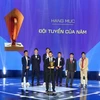 Đội trưởng Văn Quyết (đứng đầu) phát biểu trong phần trao giải đội tuyển của năm. (Nguồn: VTV)
