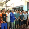 Đại sứ Phạm Vinh Quang (bìa phải) thăm hỏi ngư dân tại Trung tâm giam giữ của Văn phòng khu vực Tanjung Pinang thuộc Bộ Luật pháp và Nhân quyền Indonesia ngày 30/1/2019. (Nguồn: Hải Ngọc/TTXVN)